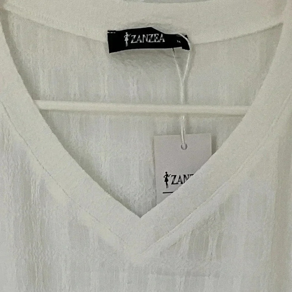 Nwt Women’s White Blouse With A Square Pattern Short Sleeve. Size M. - Picture 3 of 3